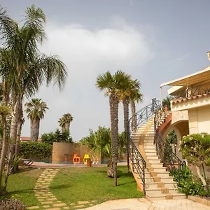 Libeccio With Shared Swimming Pool, At 200 Meters From The Beach, Solarium And Private Parking Holiday home